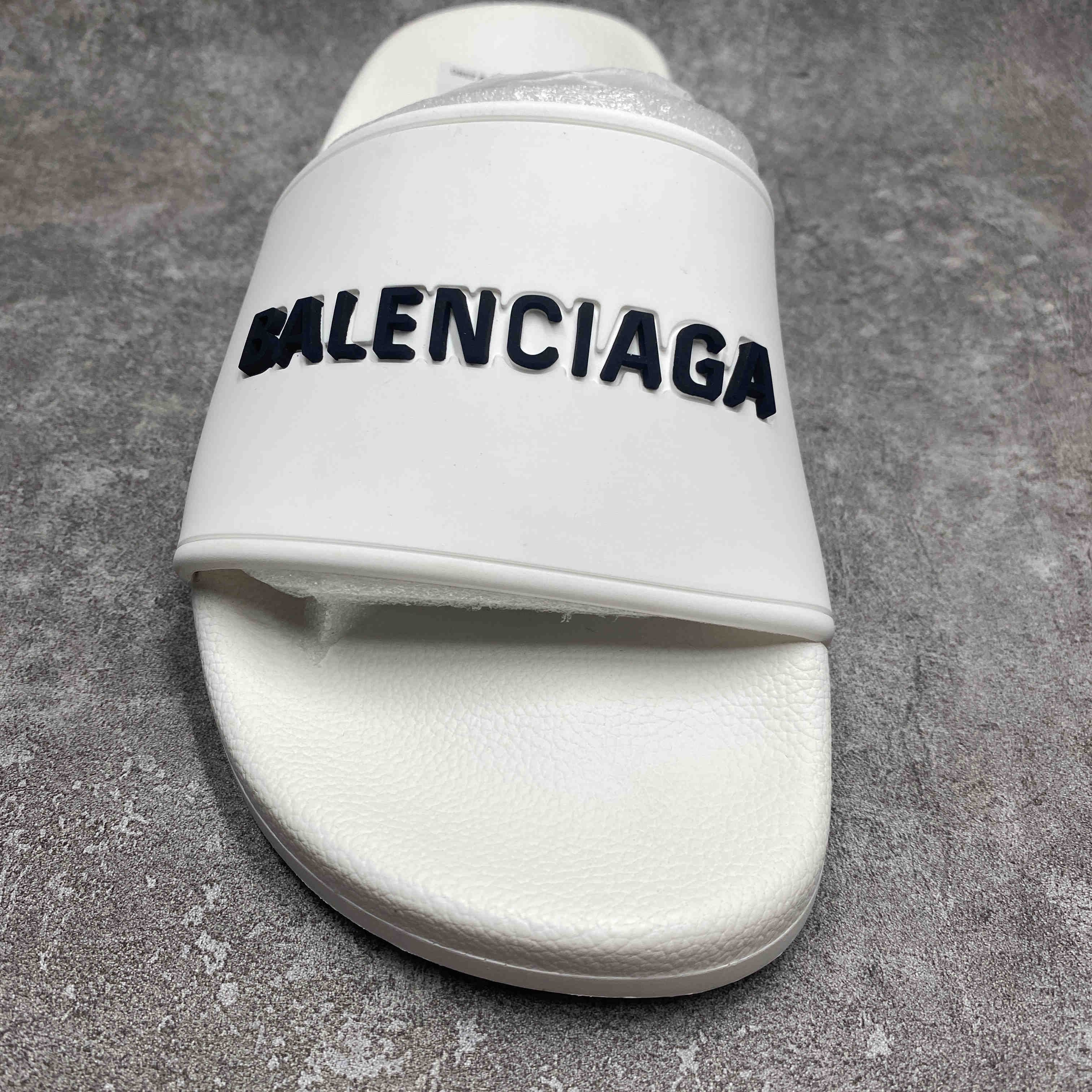 Ba*len*cia*ga pool slide white