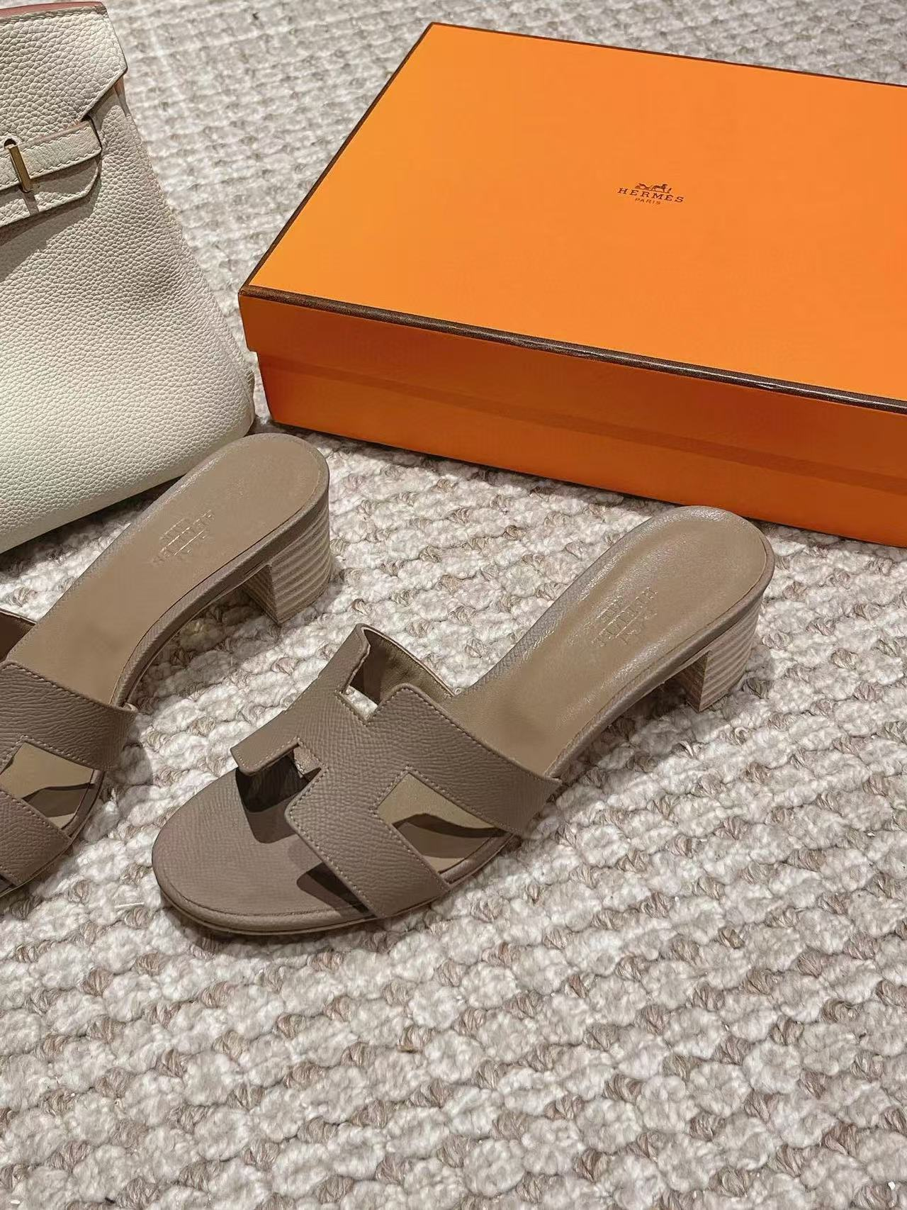 UA Hermès Oasis sandal