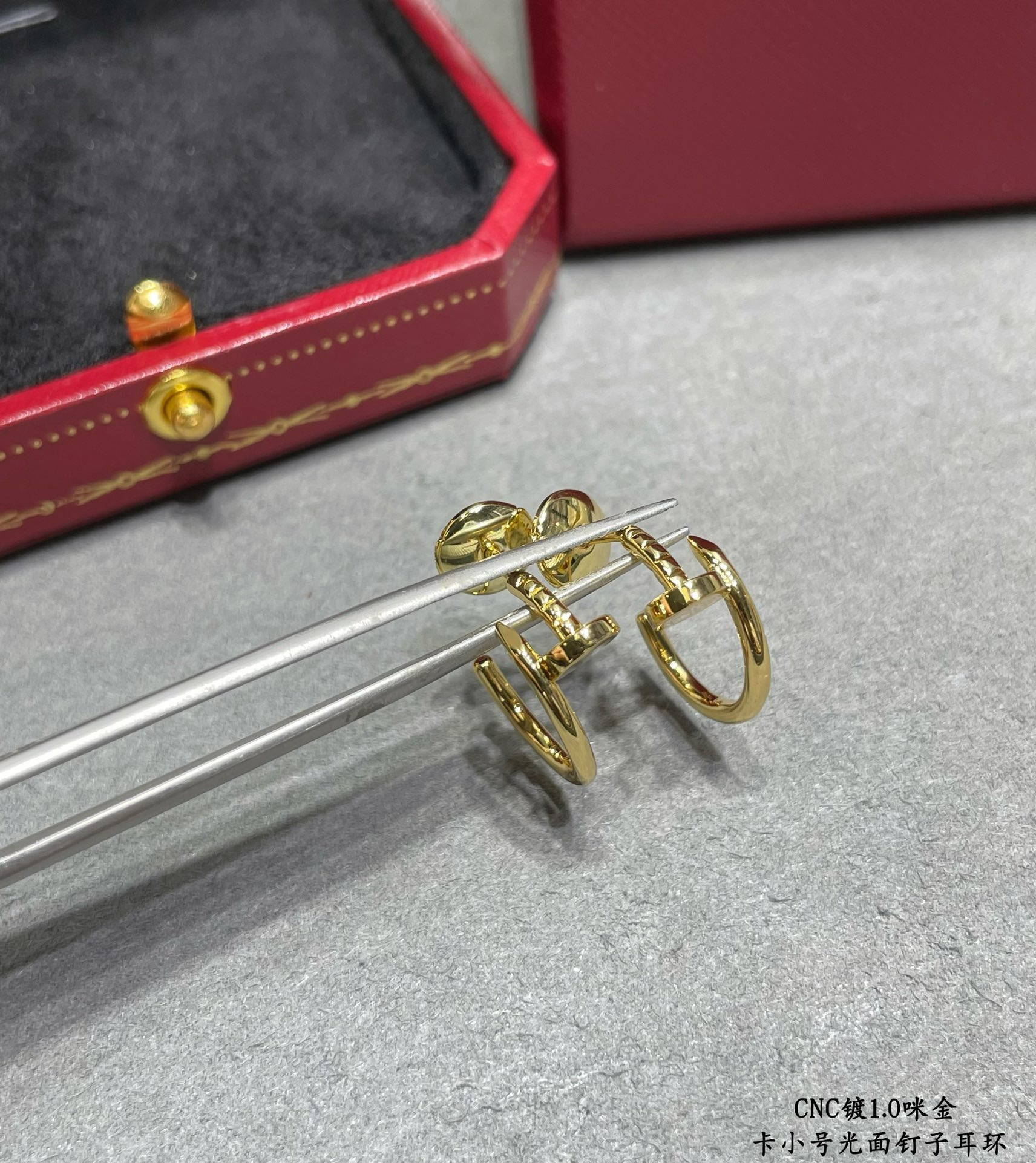 Ca*t*er small polished stud earrings