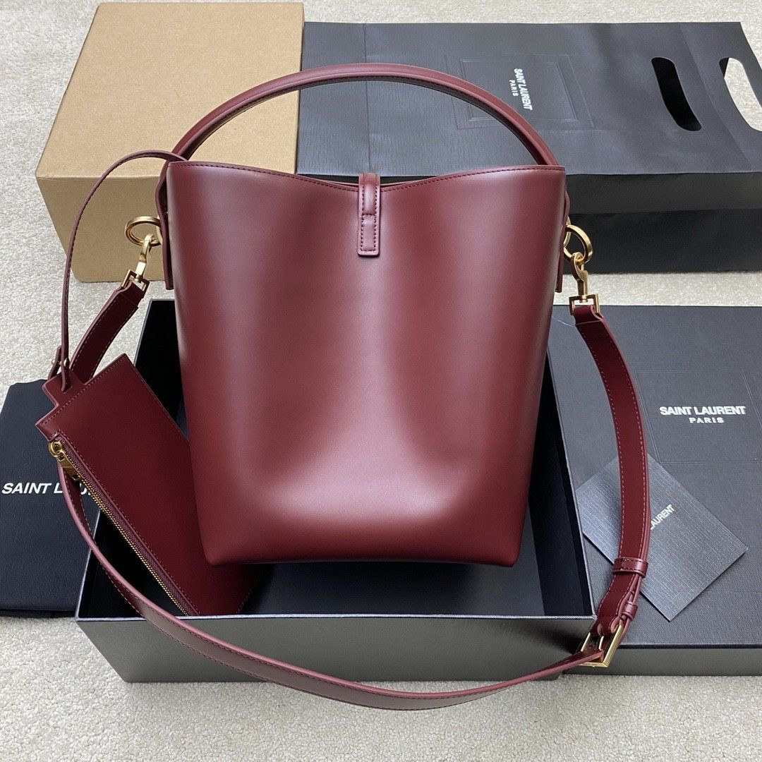 Y*L le 37 in shiny leather 26x20x12cm