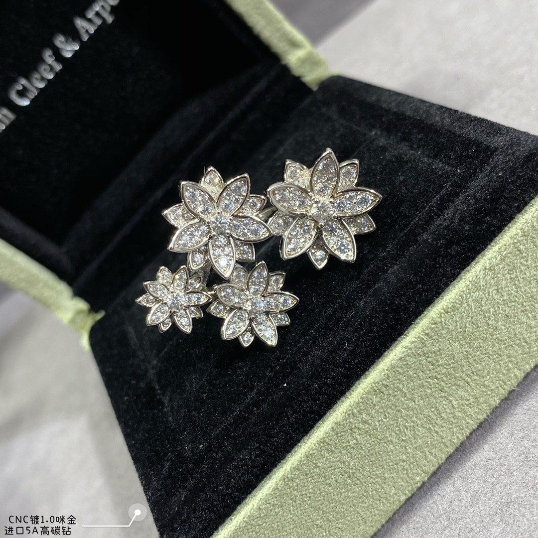 V*N CL*F & arpels lotus ring