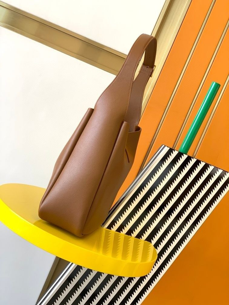 y*l le 5 À 7 S*pple small in grained leather 23 x 22 x 8.5 cm