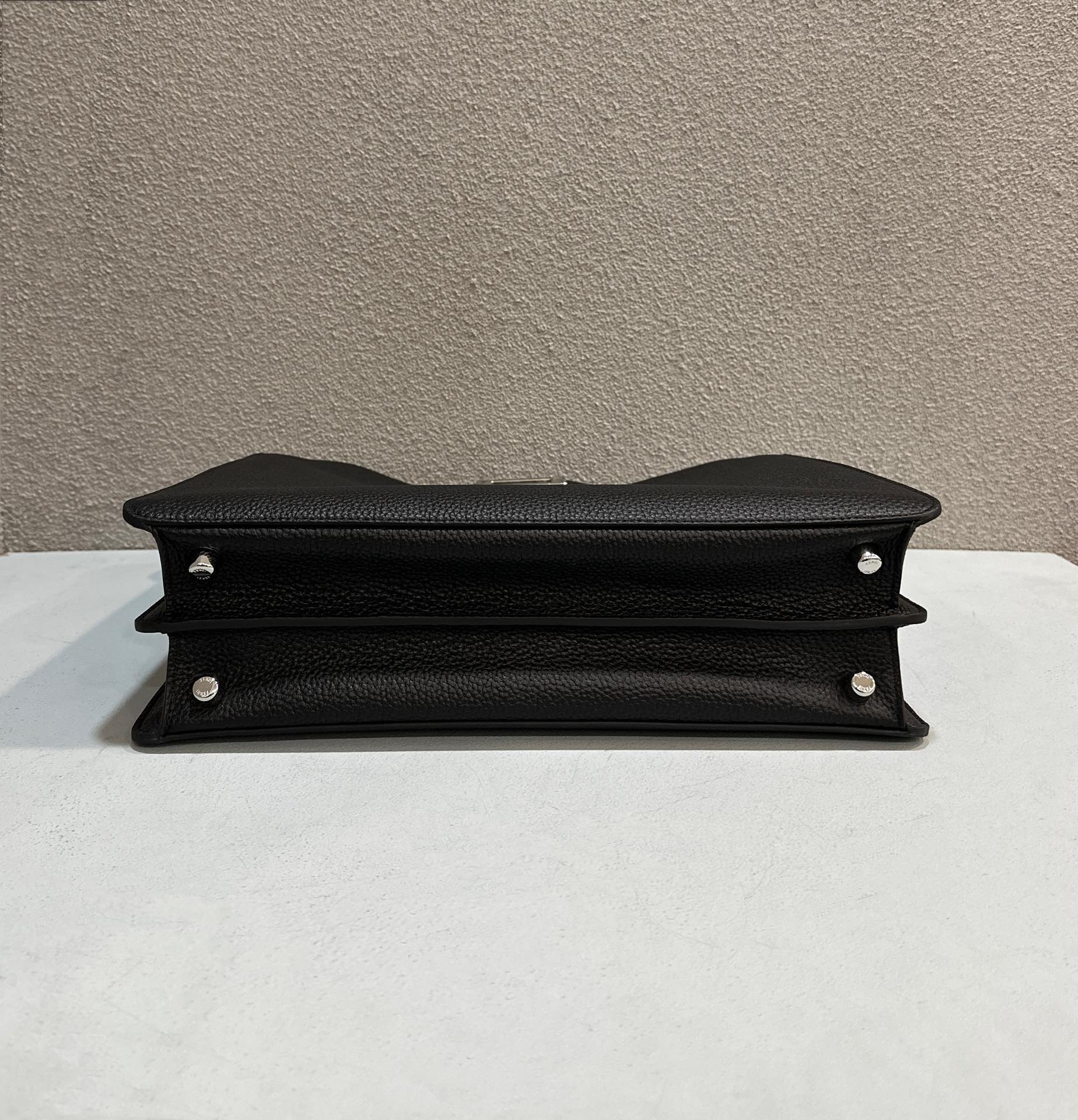 F**di peekaboo iseeu medium black leather bag 34x12x38cm