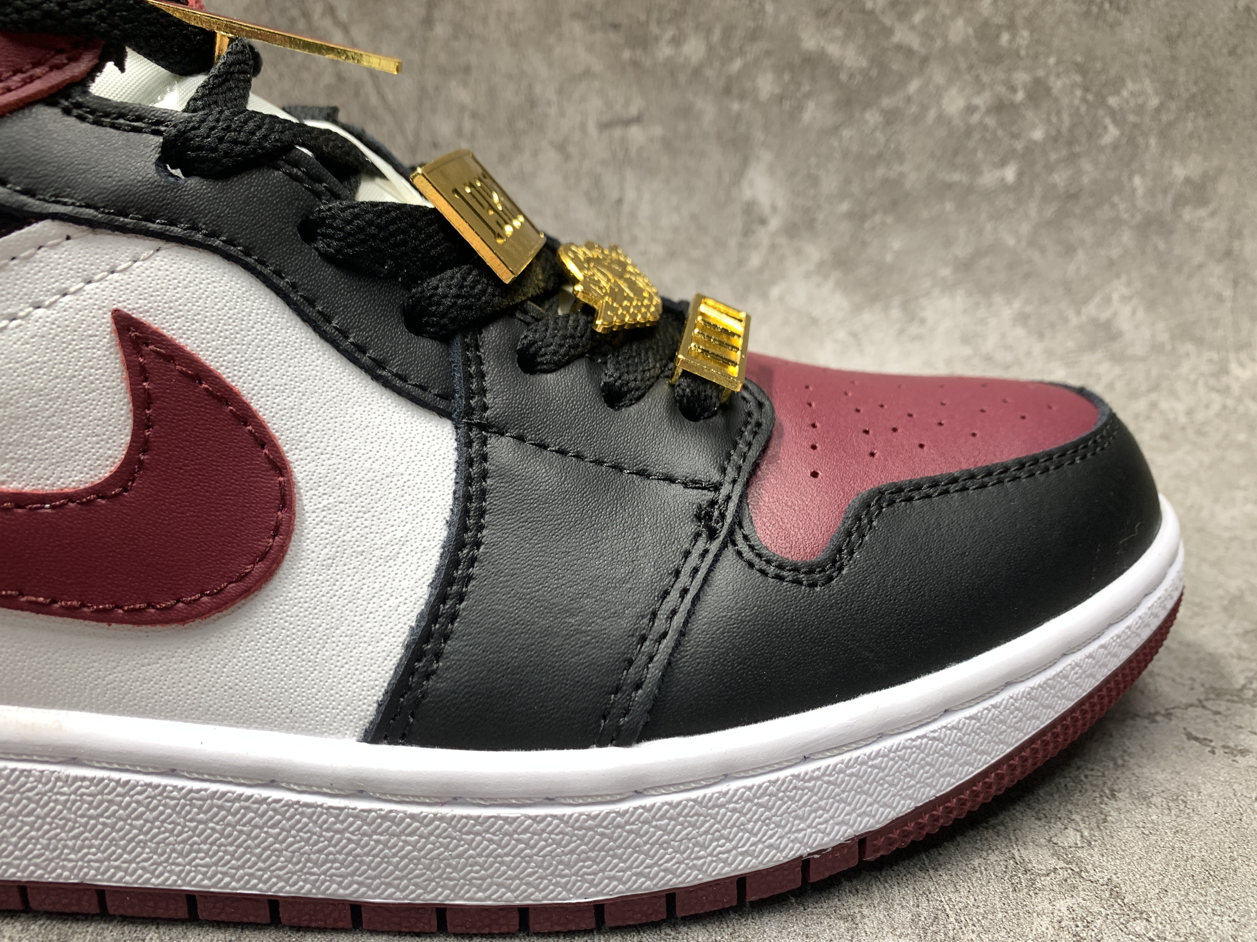 Air Jordan 1 Mid SE Black Dark Beetroot