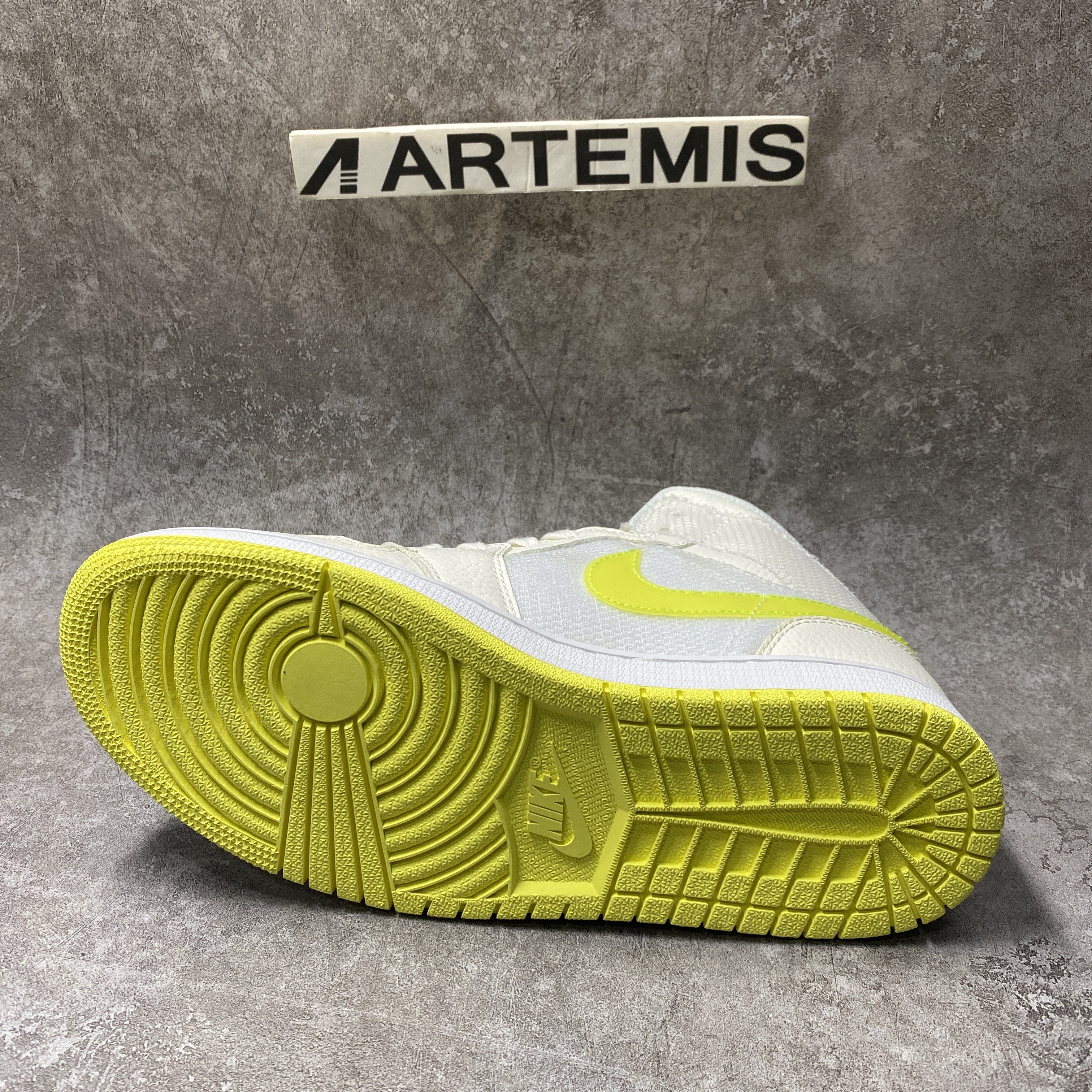 Air Jordan 1 Mid SE Voltage Yellow