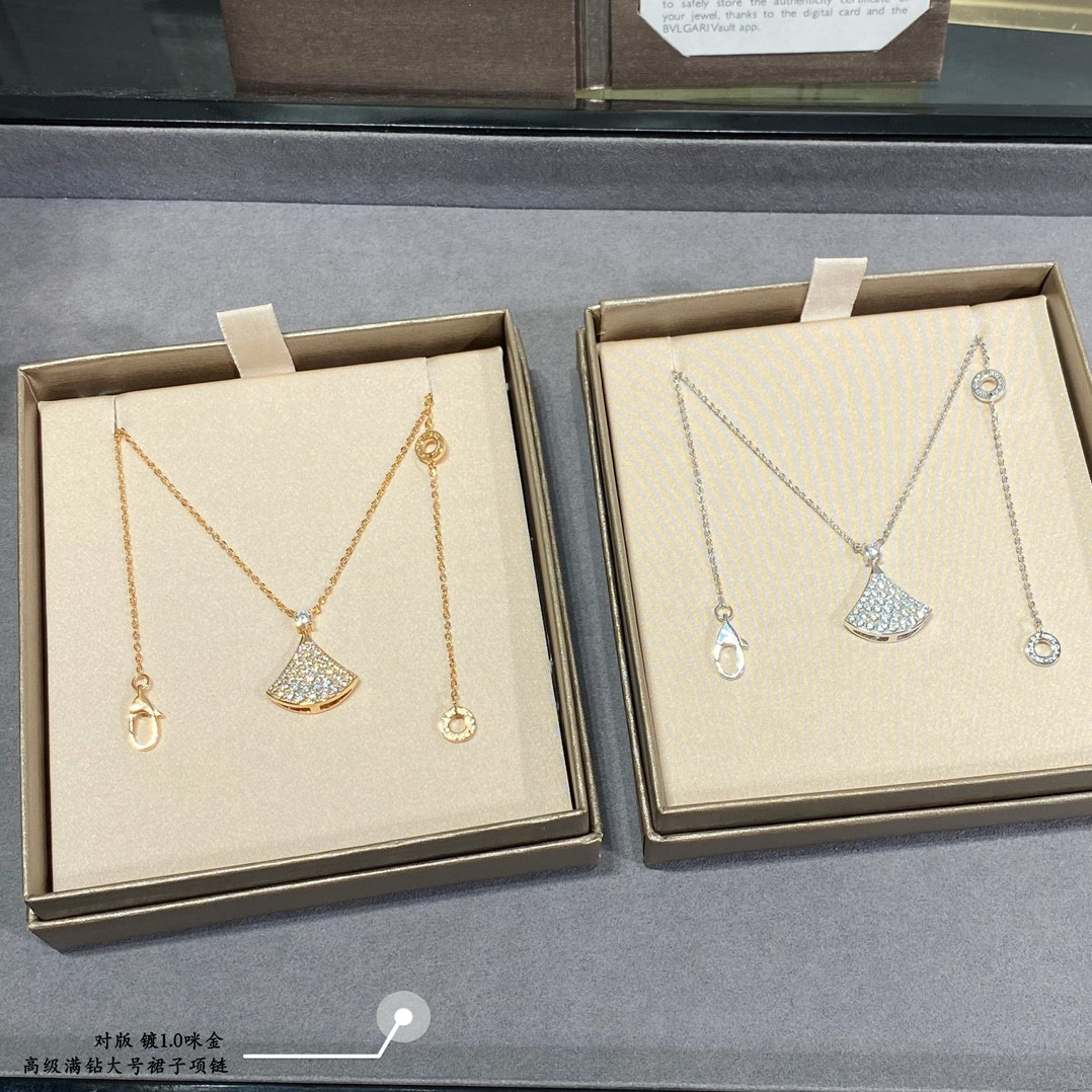 b*l*ai large Di*m*nd fan-shaped skirt necklace