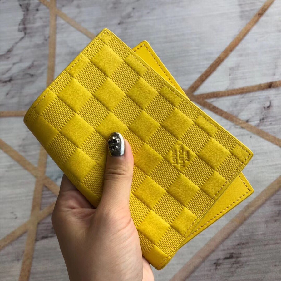 LV Passport cover Size:10*14*2.5cm
