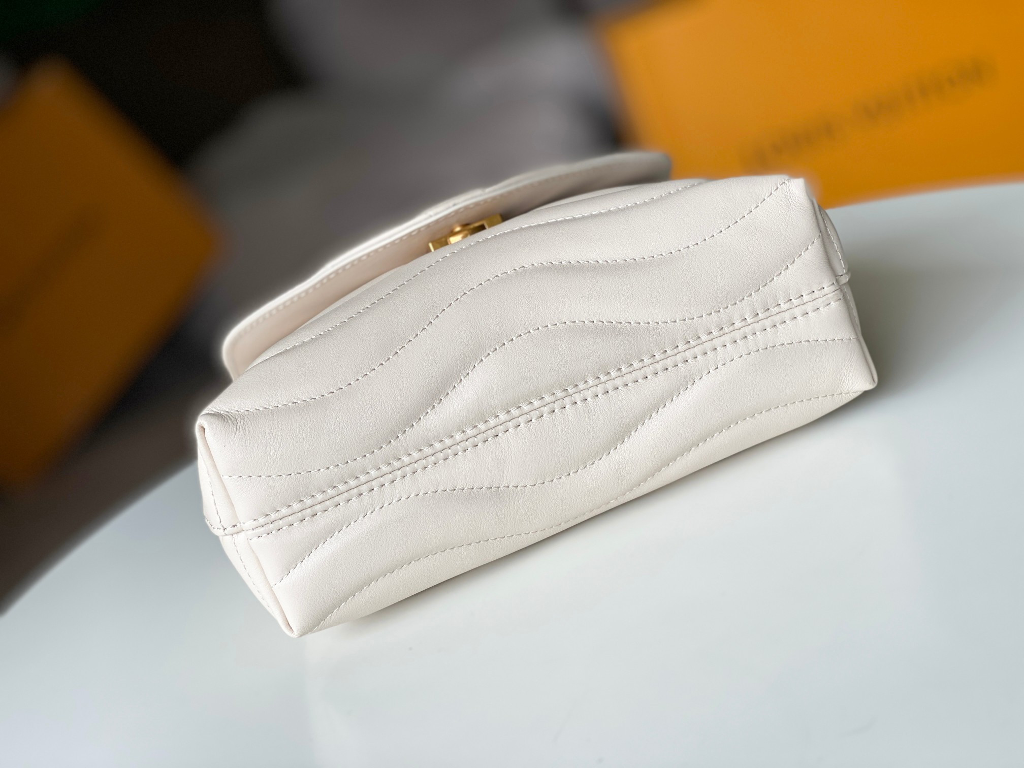 LV Hold Me M21797 23x15x10cm