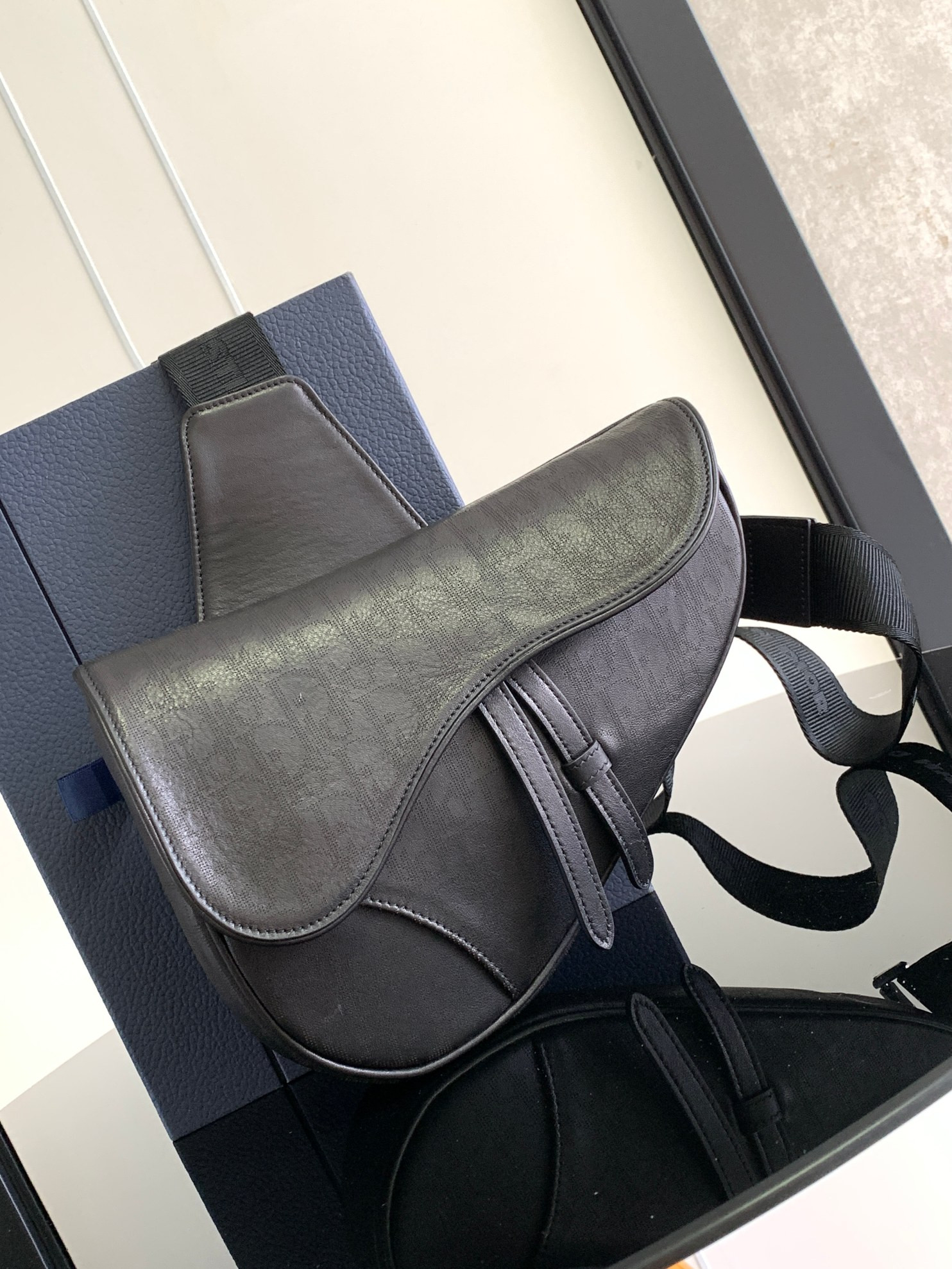 ch**an D*or D*or homme bags leather black 26 x 19 x 4.5 cm