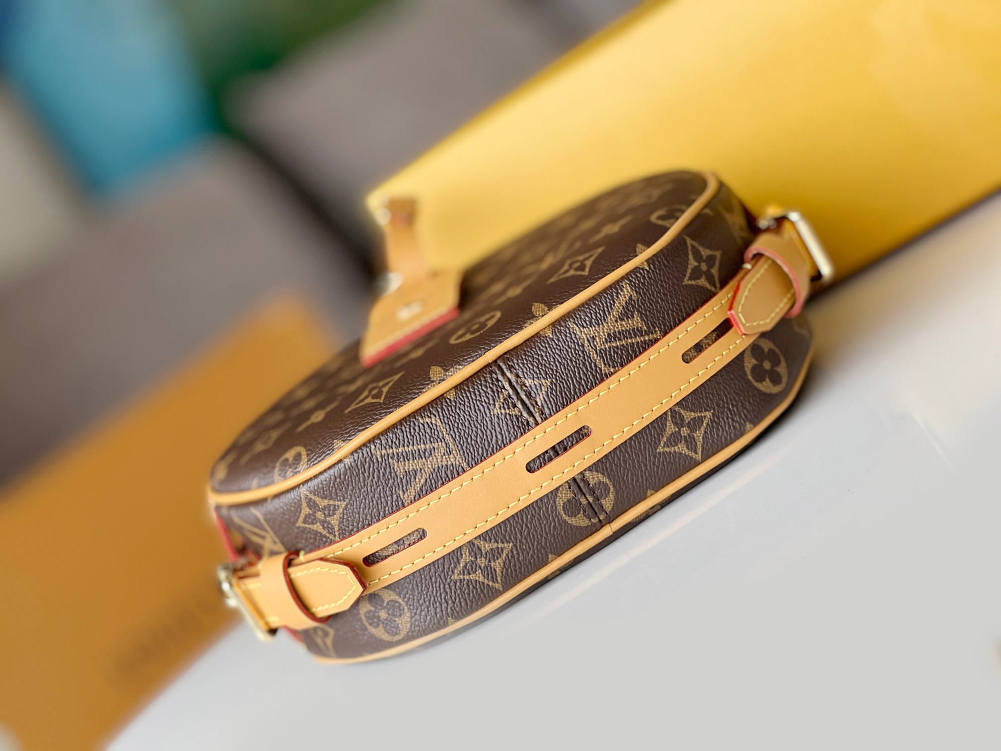 LV BOITE CHAPEAU SOUPLE M52294