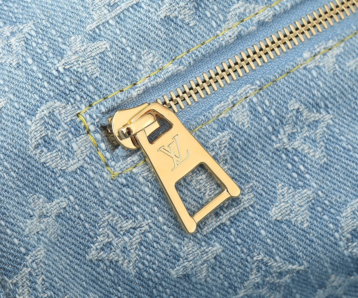 LV Let Go PM M42897 11 x 9.1 x 4.1 in