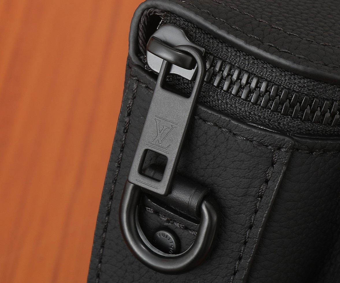 LV Pilot Wearable Wallet M83563 7.9 x 4.7 x 2.2 in