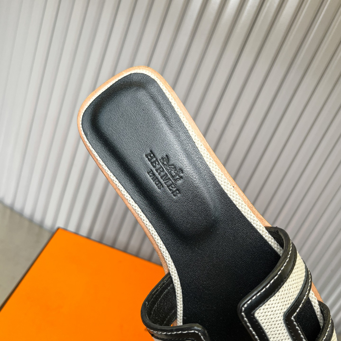 UA Hermès Oran sandal