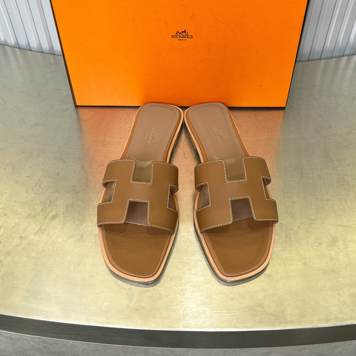 UA Hermès Oran sandal
