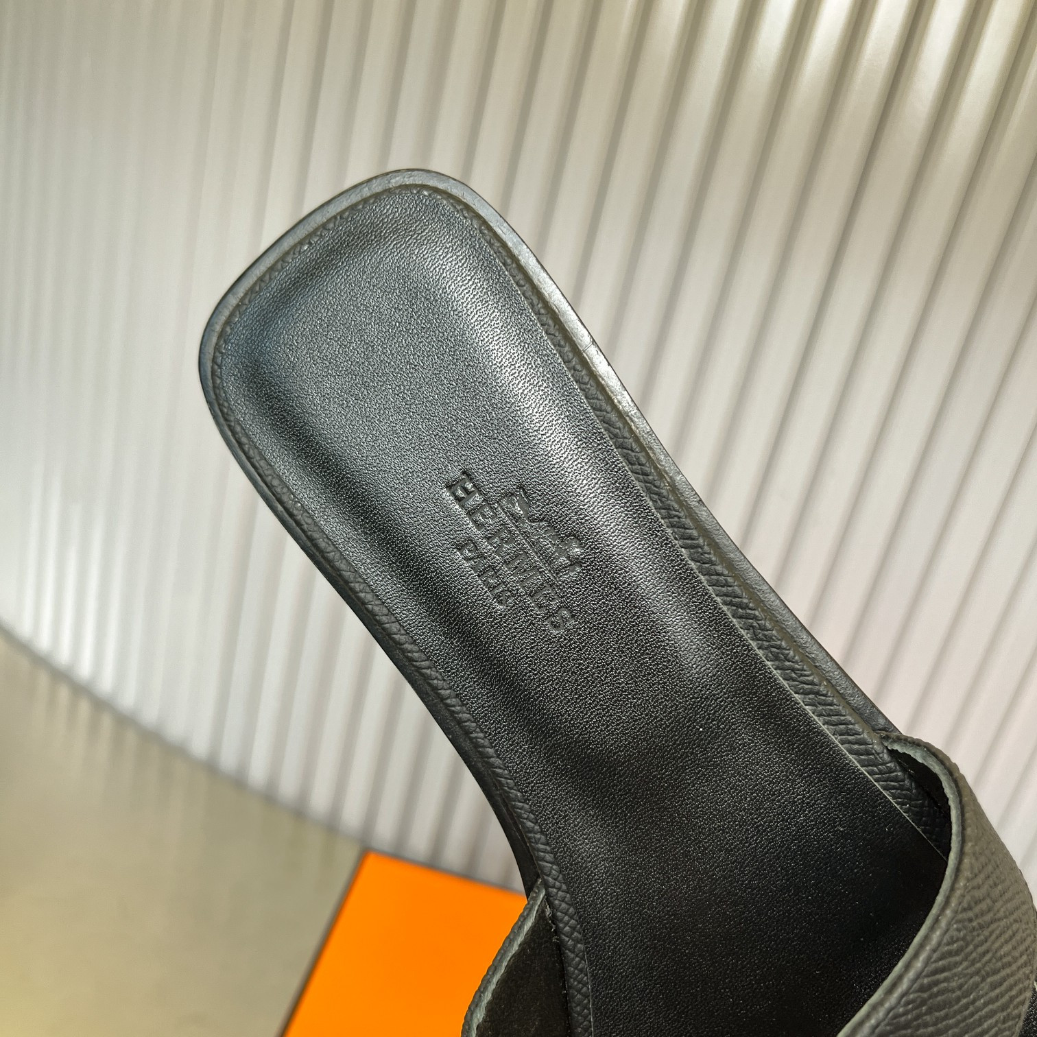 UA Hermès Oran sandal