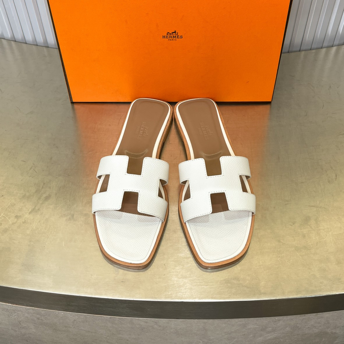 UA Hermès Oran sandal