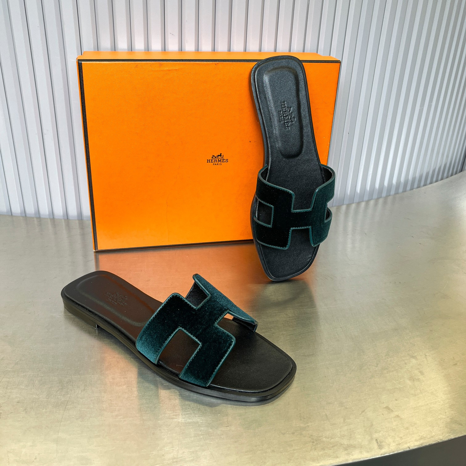 UA Hermès Oran sandal