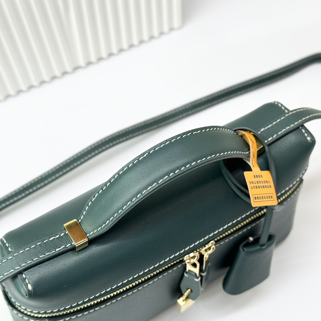 L**o p*ana extra pocket l19 smooth calfskin 11 x 19 x 6.5 cm