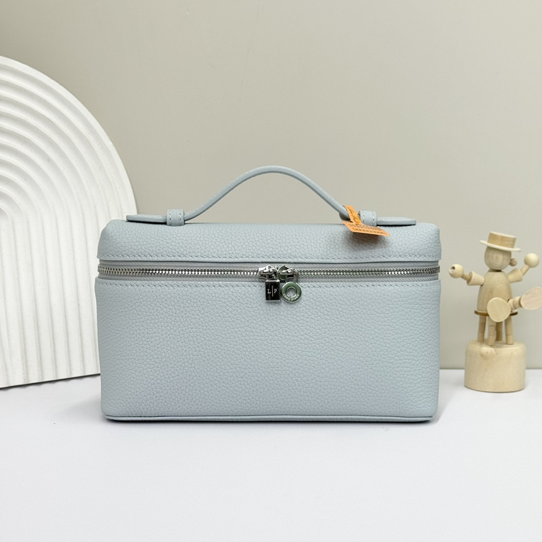 L**o p*ana extra pocket l19 grained calfskin 11 x 19 x 6.5 cm