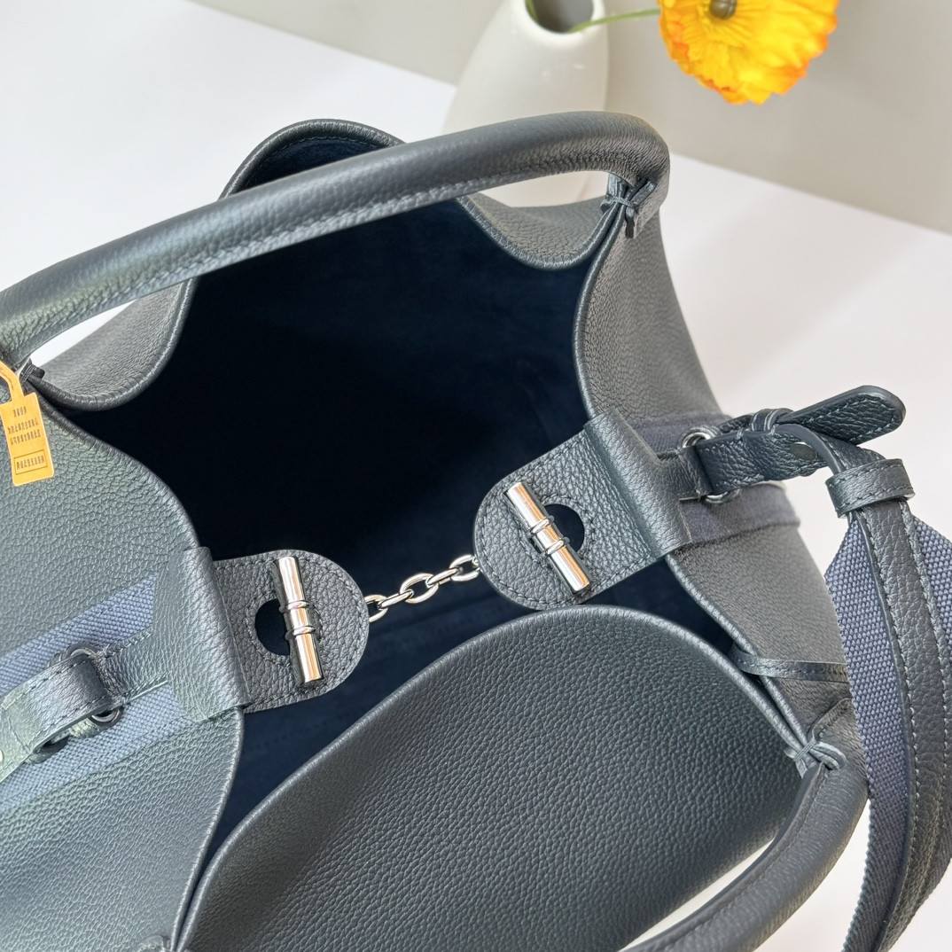 L**o p*ana large bale bag grained calfskin 24 x 20 x 27 cm