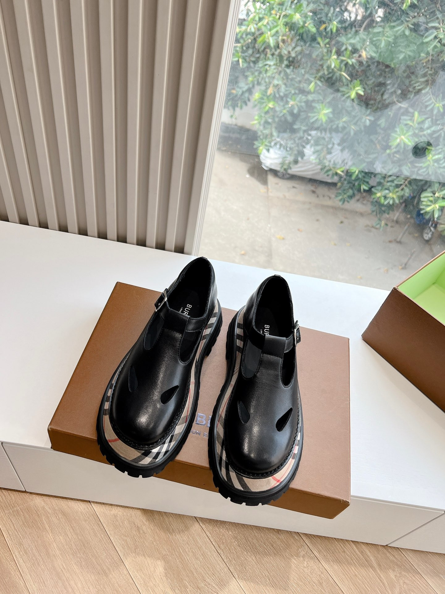 ua B**rry check leather flats