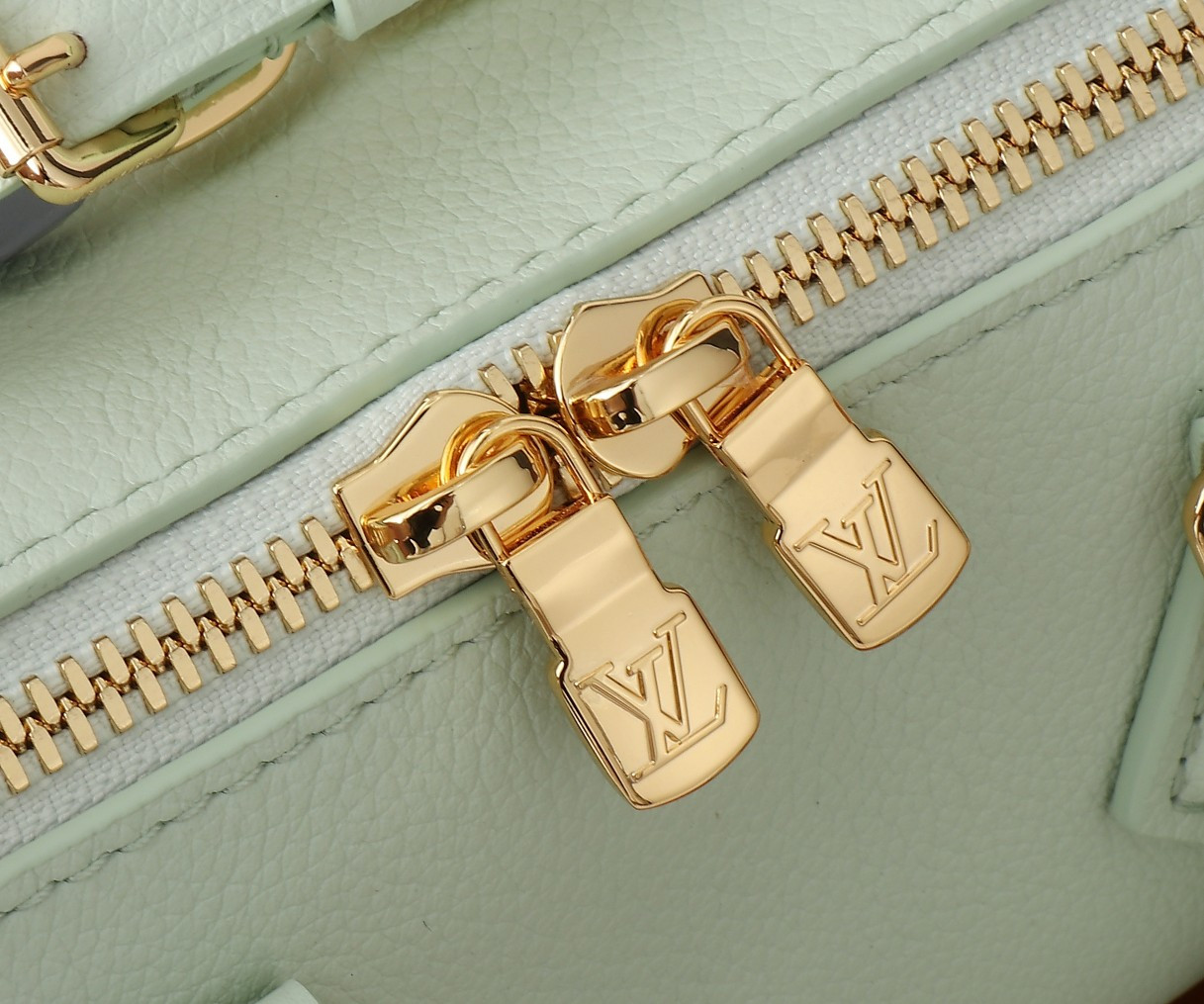 LV Speedy 18   M24605 18x12.5x11CM