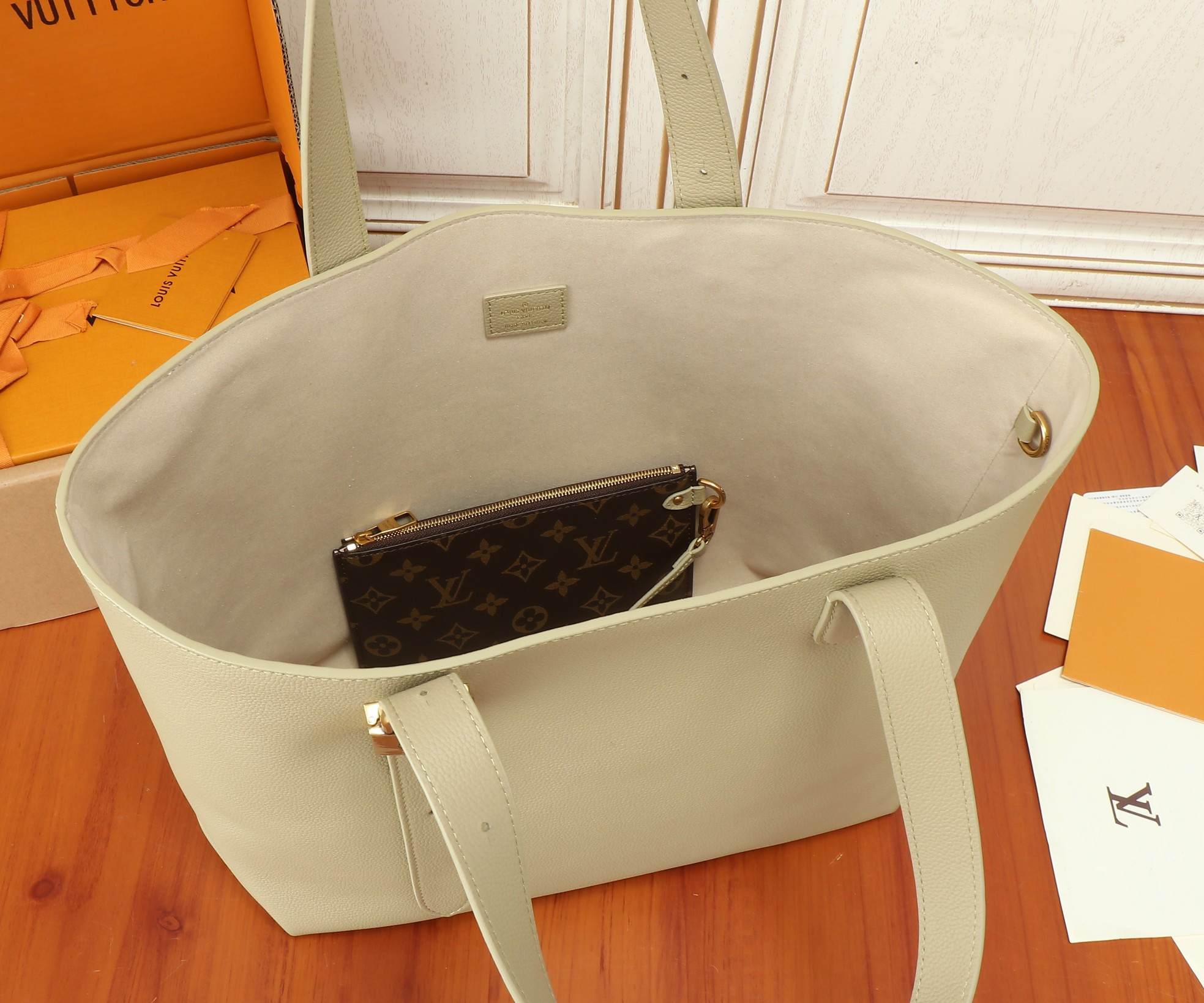 LV Low Key Cabas MM M25343 47x30x14cm