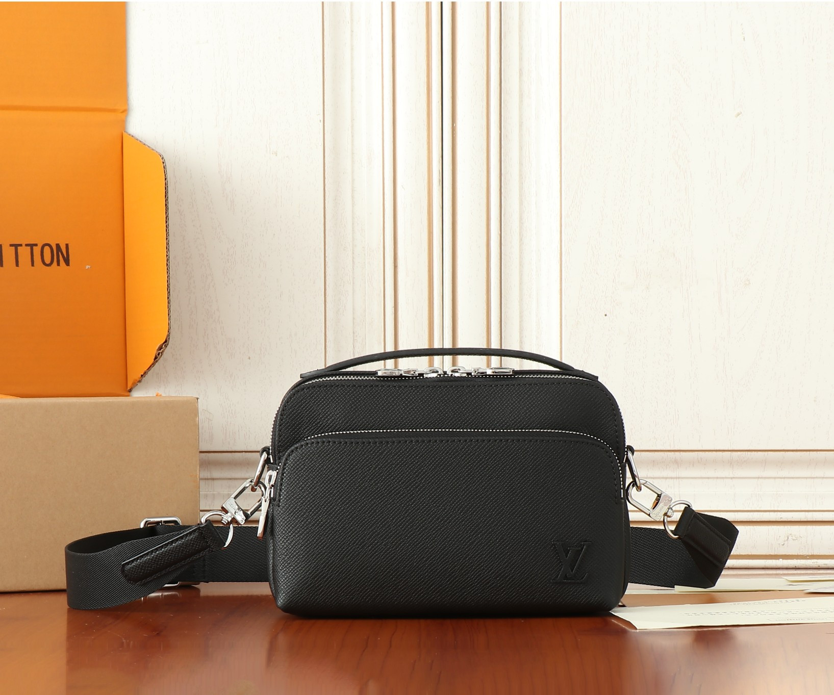 LV District M11657 22.5x15.5x7.5CM