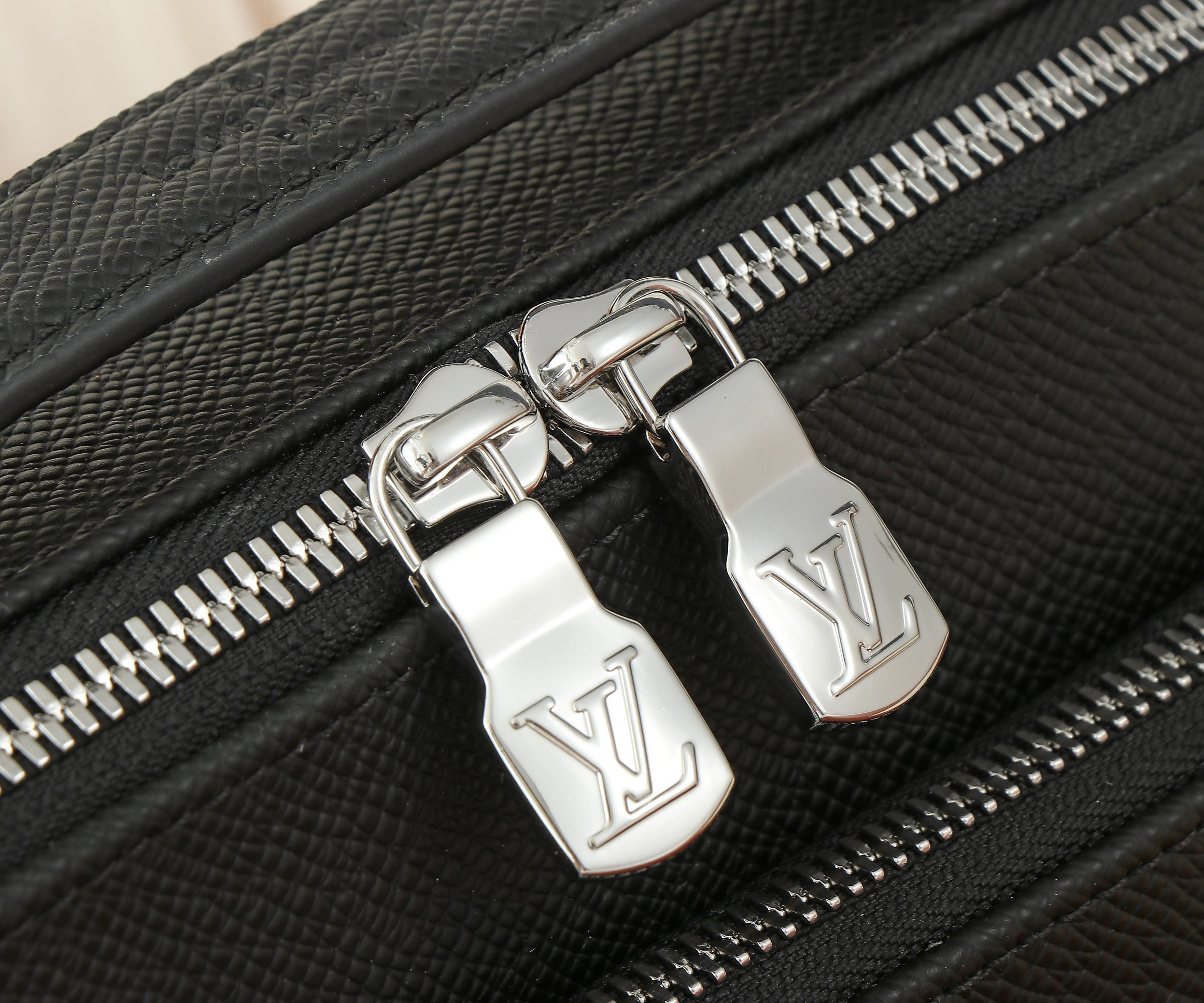 LV District M11657 22.5x15.5x7.5CM