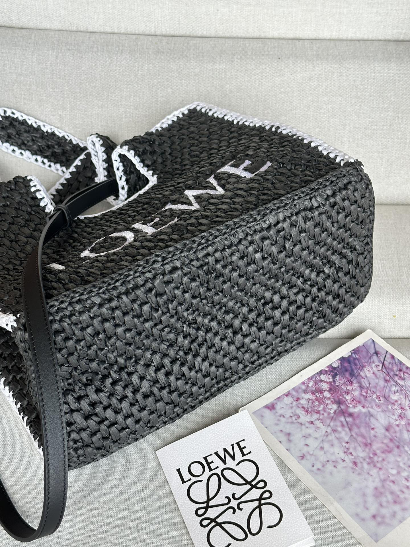 L0ew* font tote 30x25.5x15cm