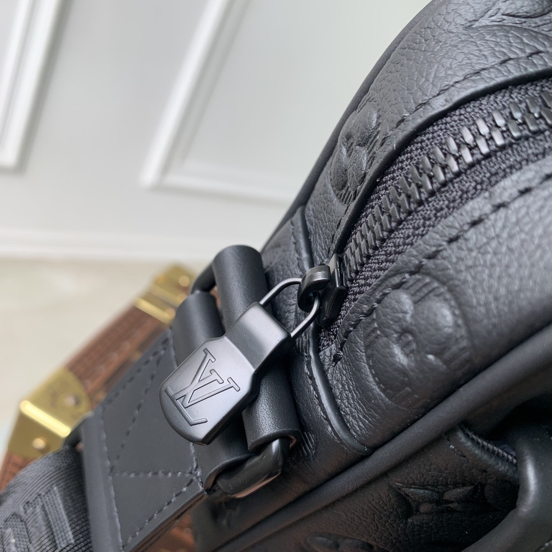 LV Getaway Messenger M12516 17 x 7.8 x 18 cm