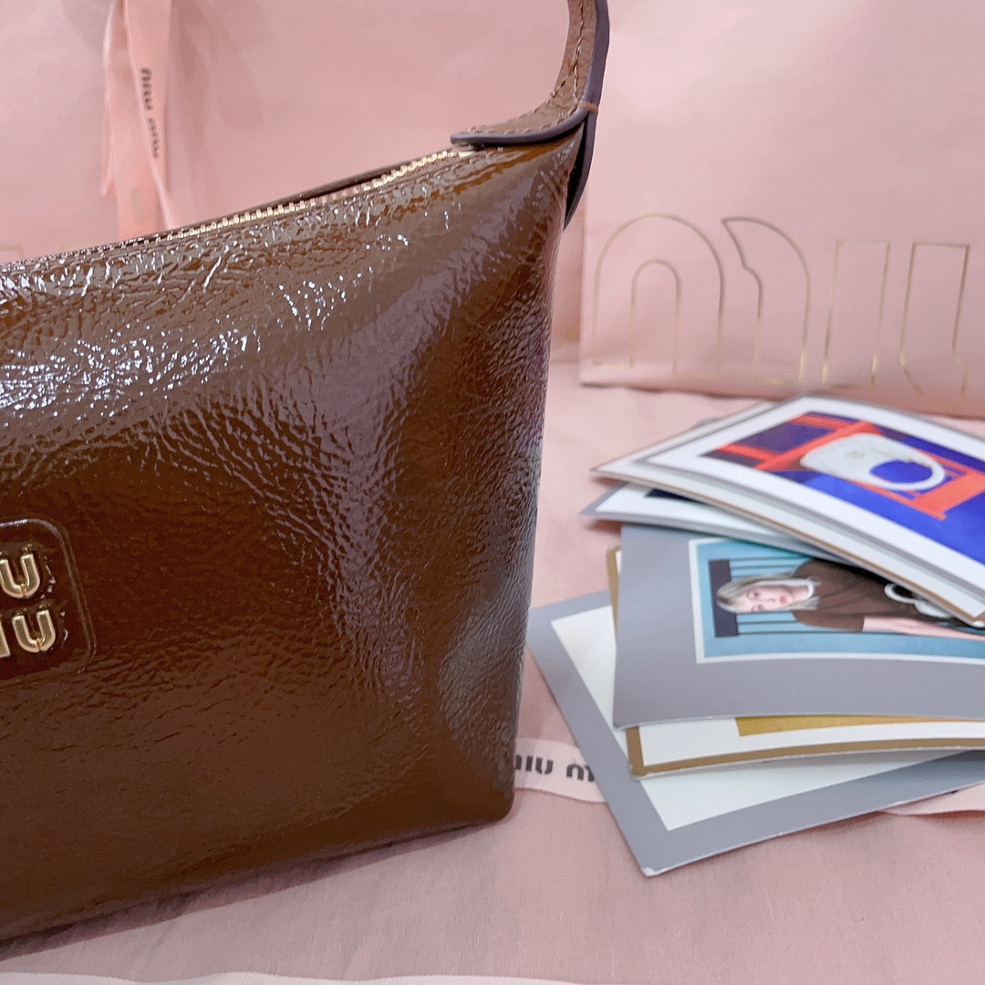 MIU MIU Naplak patent leather pouch 14x18.5x10cm