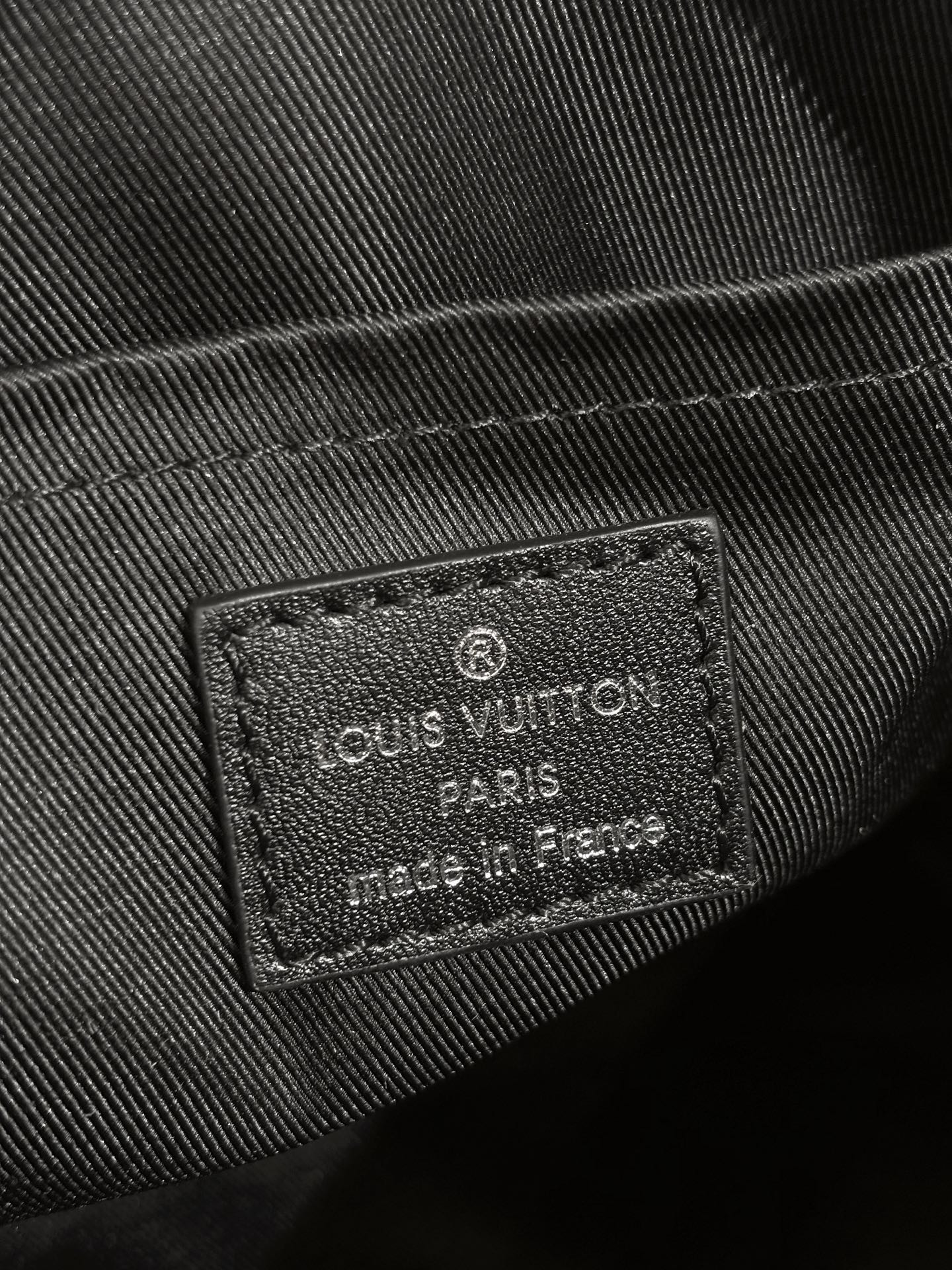 LV KEEPALL CARGO BANDOULIÈRE 25 M13988 25x15x11cm