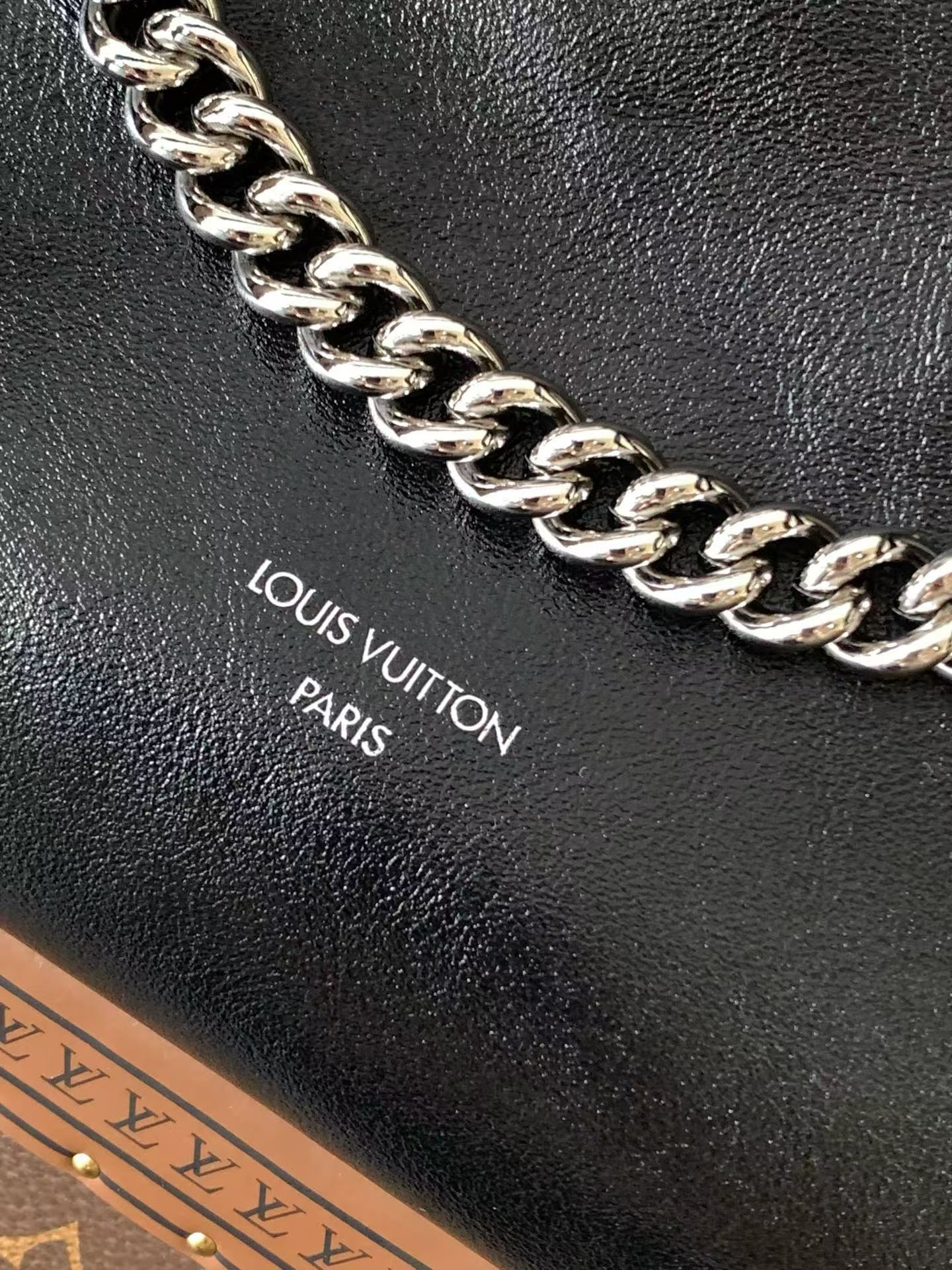 LV Carryall Vibe BB M12888 26 x 17 x 10 cm