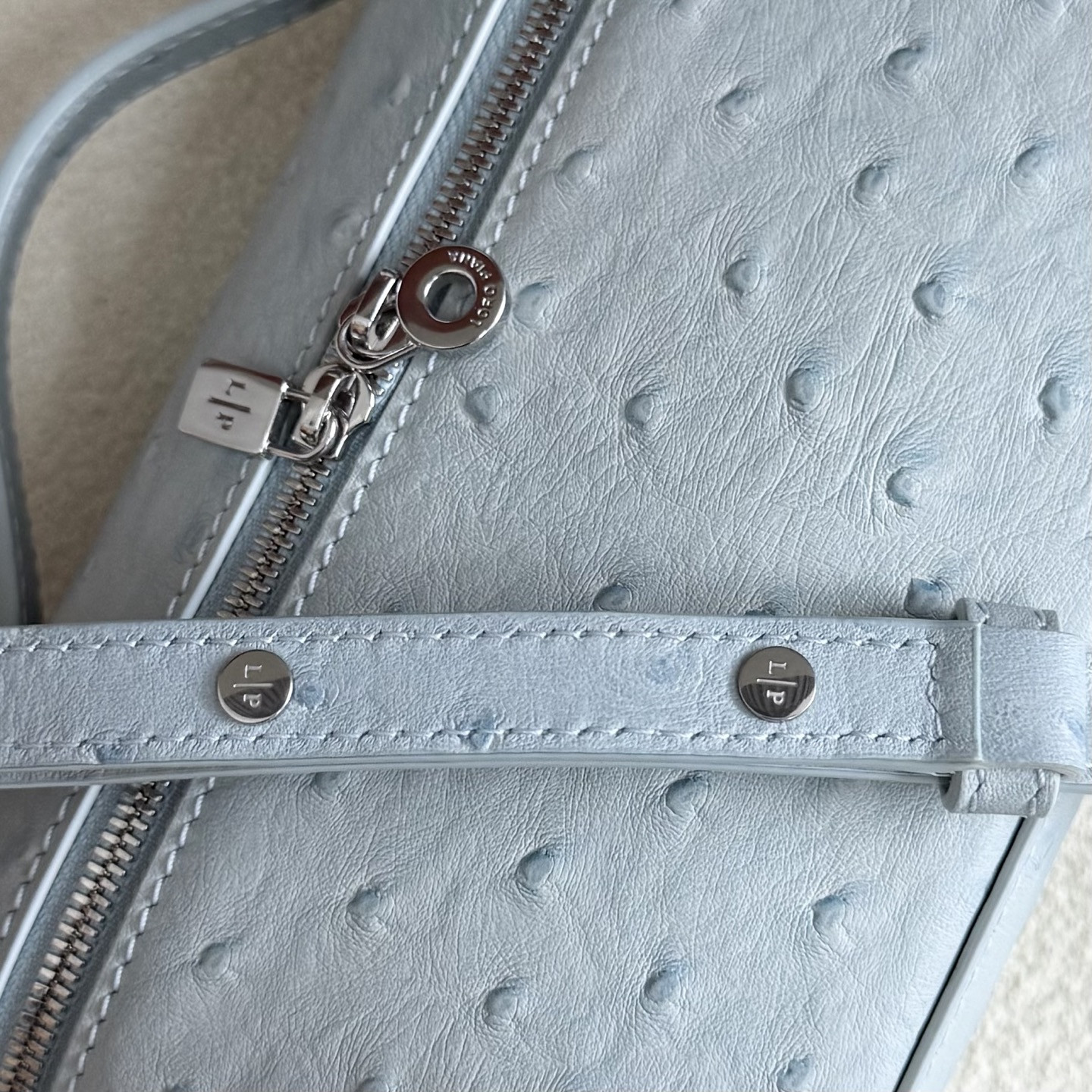 L**o p*ana extra pocket l19 ostrich-grained leather 11 x 19 x 6.5 cm