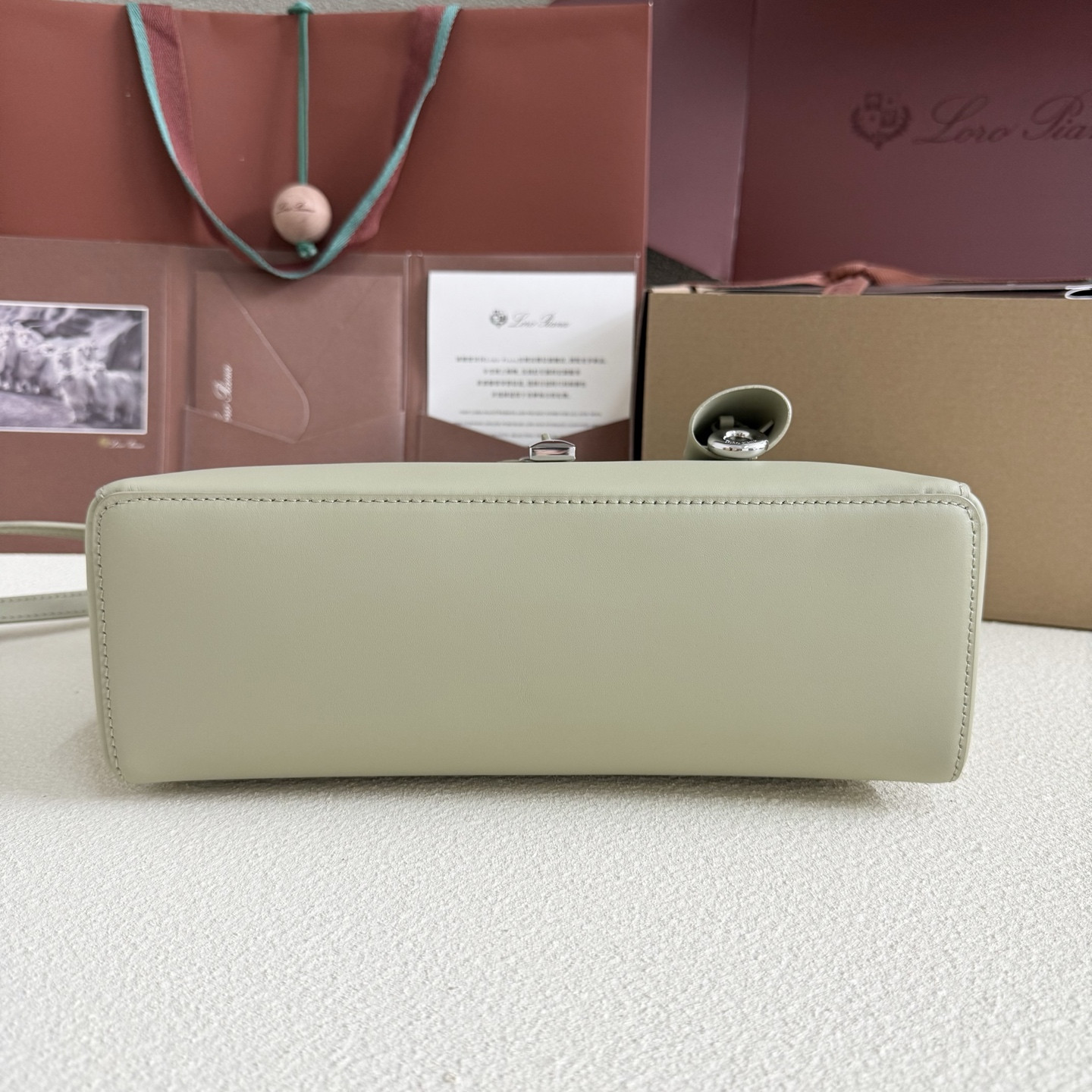 L**o p*ana extra pocket l27 calfskin 16x27x10cm