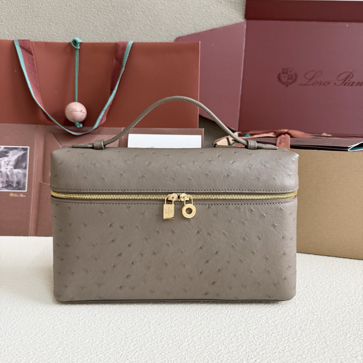 L**o p*ana extra pocket l27 ostrich-grained leather 16x27x10cm